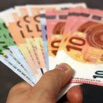 Das Bild zeigt eine Hand, die Euro-Scheine hinhält