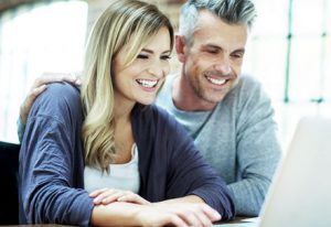 Ein Paar beantragen einen Bankkredit online