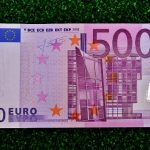 kredit trotz hartz 4 - 500 Euro schein auf dem gras